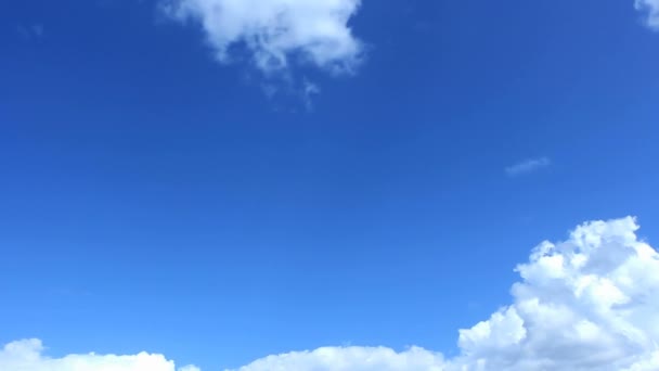 El aterrizaje del avión de pasajeros se aproxima a través de un cielo nublado. Espacio-copia . — Vídeo de stock