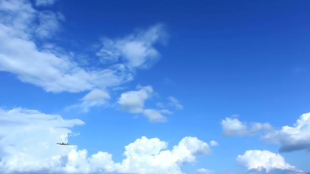 Aterrizaje del avión de hélice de cuatro motores a través de un cielo nublado. Espacio-copia . — Vídeo de stock