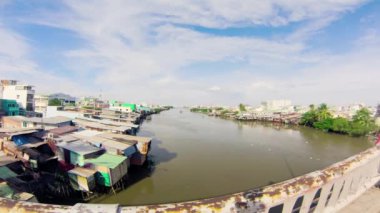 Saigon - 26 Temmuz: gecekondu Saygon Nehri üzerinde