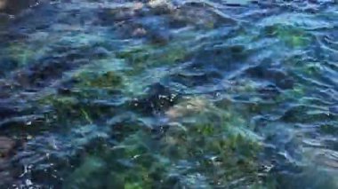 açık deniz suları geçmiş altındaki birçok büyük kayalar ile