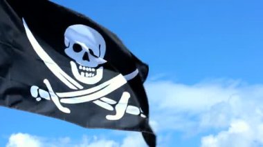 Jolly roger bayrak sallayarak üzerinde mavi bir gökyüzü korsan.