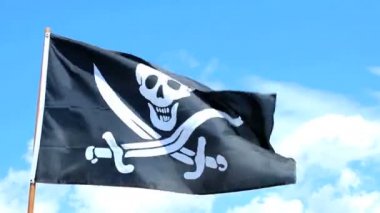 Jolly roger bayrak sallayarak üzerinde mavi bir gökyüzü korsan.