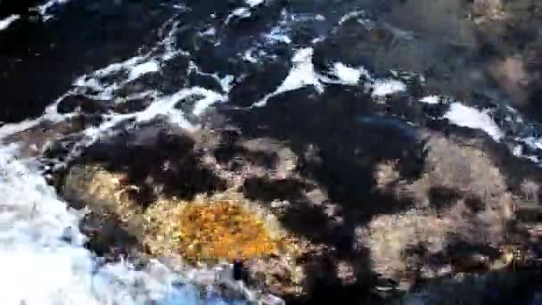 Açık deniz suları geçmiş altındaki birçok büyük kayalar ile — Stok video