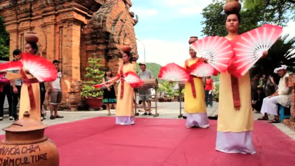 Nha trang - 18 juli: lokal folkdans Visa på po nagar towers — Stockvideo