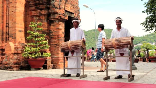 Nha Trang - JULY 18: Local folk music show at Po Nagar towers — Stock Video