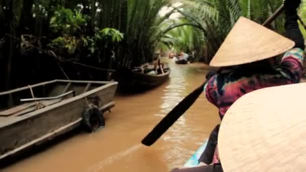 Mujer vietnamita remando un bote en un canal en el delta del Mekong, Vietnam — Vídeo de stock