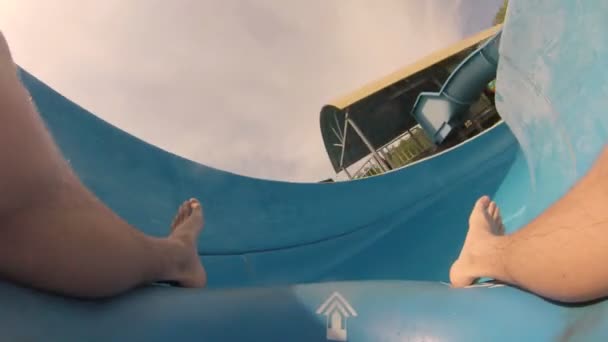 Rider's perspectief van glijdend van een waterglijbaan. — Stockvideo