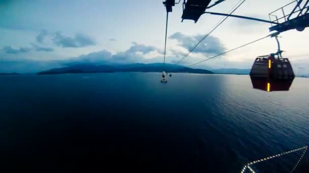 Vista del crepúsculo desde un teleférico en movimiento, Vinpearl, Vietnam . — Vídeo de stock