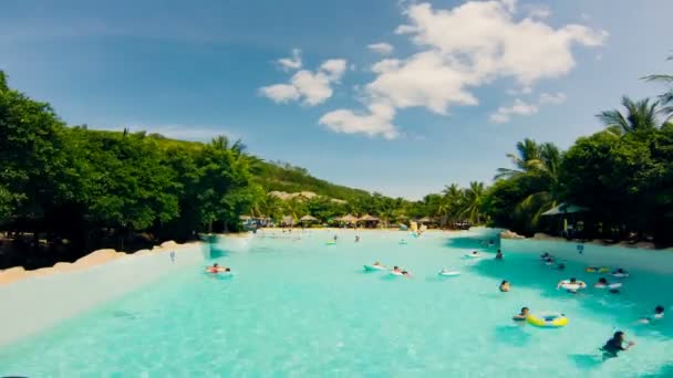 Nha Trang - 16 de julio: Gente en Vinpearl aquapark — Vídeo de stock