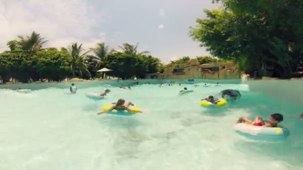 Nha trang - 16. července: lidé na vinpearl aquapark — Stock video