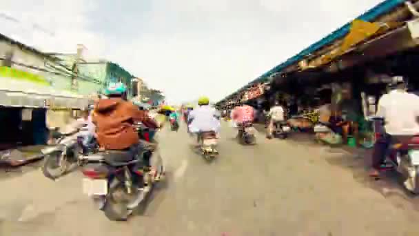 SAIGON - 22 JUILLET : Voyage à moto le long de la ville de Saigon — Video