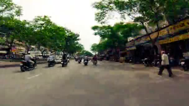 Saigon - 22 juli: motorcykel resa längs saigon city — Stockvideo