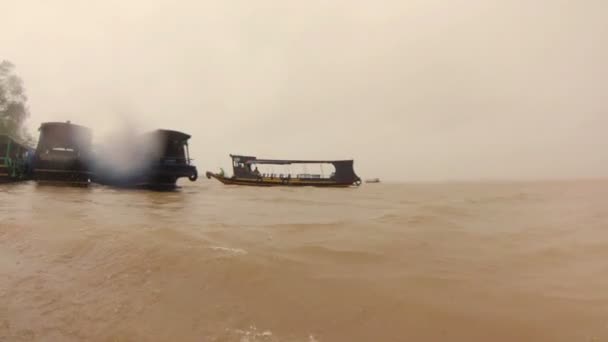 Mekongdeltat vietnam - båtar, regnigt väder. — Stockvideo