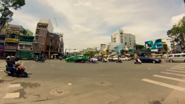 SAIGON - 22 de julio: Tráfico por carretera el 22 de julio de 2013 en Saigón (Ciudad Ho Chi Minh), Vietnam Timelapse . — Vídeo de stock