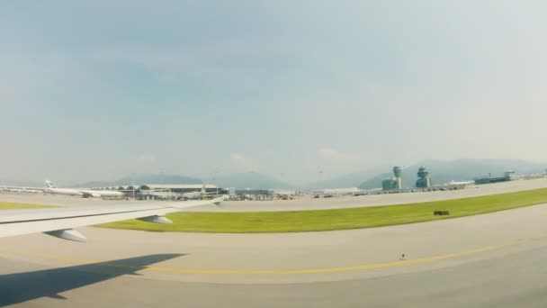 Lapso de tiempo de los impuestos de avión en el aeropuerto internacional de hong kong chek lap kok — Vídeo de stock