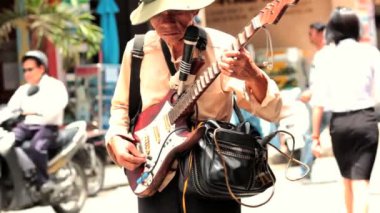 kör sokak sanatçısı gitar çalıyor.
