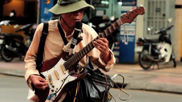 Blind gatukonstnär spelar gitarr — Stockvideo