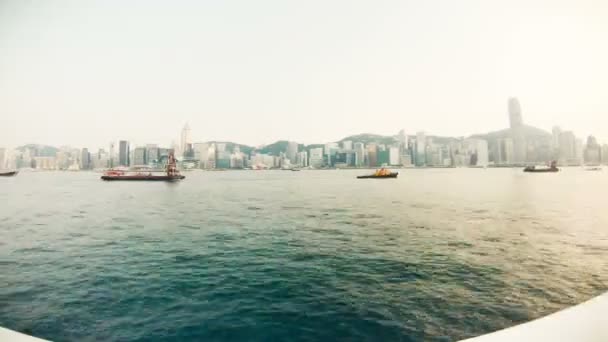 Гонконг - 12 липня: поворот вид на гавань Вікторія міський пейзаж Гонконгу, timelapse — стокове відео