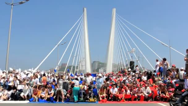 Wladiwostok - 07. Juli: Menschen winken beim Flashmob auf einer goldenen Brücke — Stockvideo