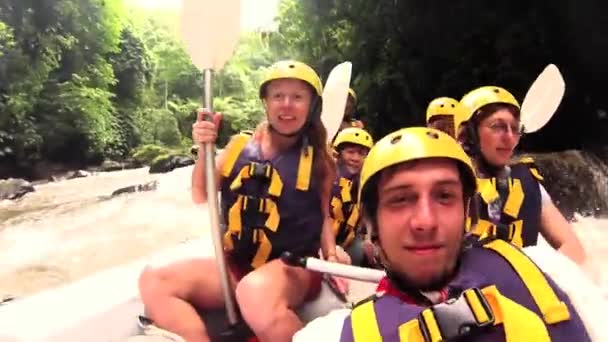 Turistas rafting en aguas blancas — Vídeo de stock