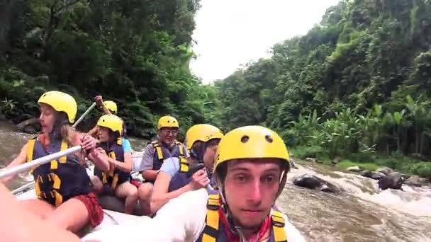 Touristes rafting en eaux vives — Video