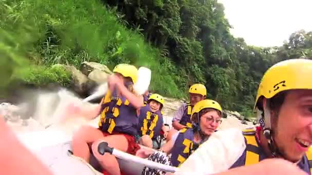 Touristes rafting en eaux vives — Video