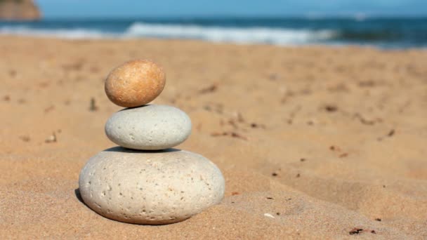 Ronde stenen voor meditatie opleggen Zeekust — Stockvideo