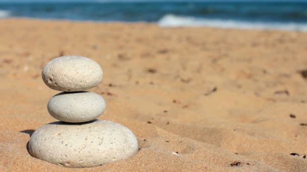 L'été. Plage sauvage. La main de quelqu'un construit l'équilibre . — Video