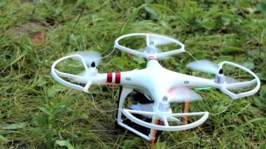 yeşil çayır quadrocopter çıkartıyor.