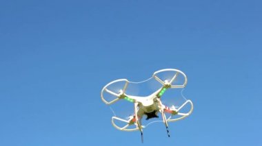 ek yükü karşı mavi gökyüzü uçan quadrocopter