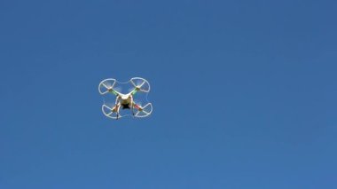 ek yükü karşı mavi gökyüzü uçan quadrocopter