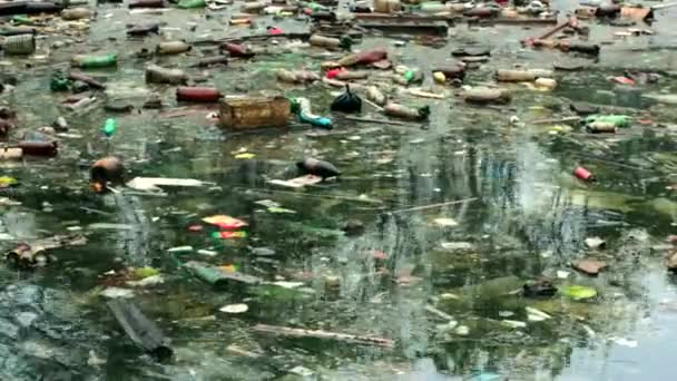 Uma grande quantidade de lixo poluindo nossas águas — Vídeo de Stock