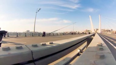Vladivostok-Ekim 20: timelapse. insanlar üzerinde altın köprü