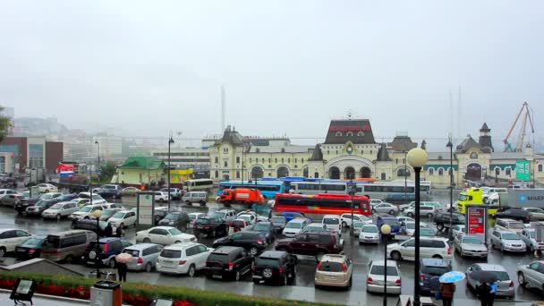 VLADIVOSTOK - 10 de octubre: Antiguo edificio de la estación de Vladivostok — Vídeos de Stock