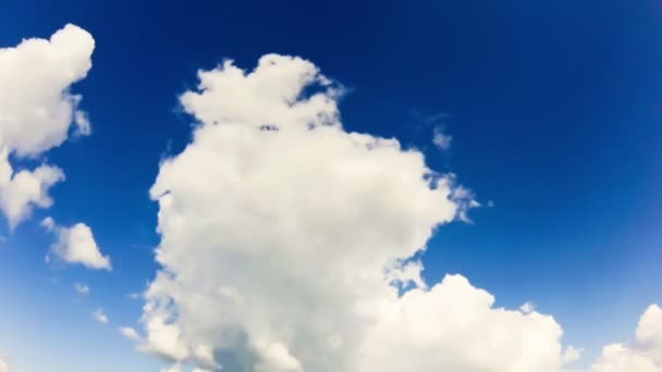 Bílé mraky běží přes krásné modré oblohy — Stock video