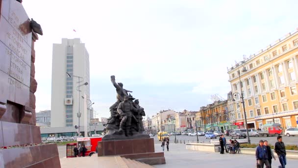 VLADIVOSTOK - 19 de octubre: centro de la ciudad, plaza principal y vista al Ayuntamiento — Vídeo de stock