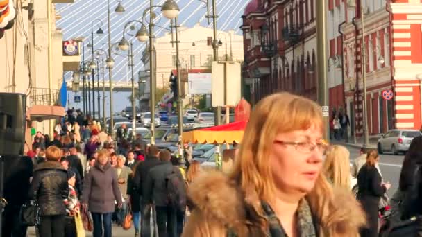 Vladivostok - 19 oktober: centrum, mensen lopen op straat — Stockvideo