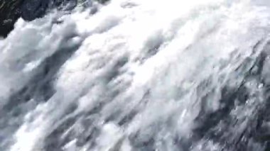 Sonbahar ormanında şelale