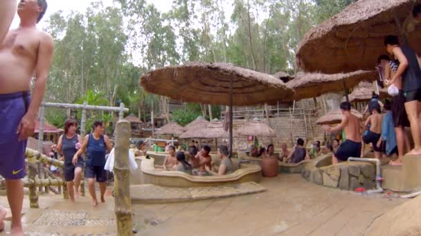 人们在泥浆温泉泡汤 — 图库视频影像