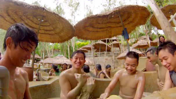 Люди в грязевых ваннах — стоковое видео