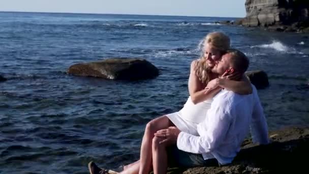 Mulher Grávida Homem Sentado Sobre Rochas Mar — Vídeo de Stock