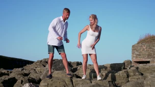 Gravid Kvinna Och Man Står Klipporna Vid Havet — Stockvideo