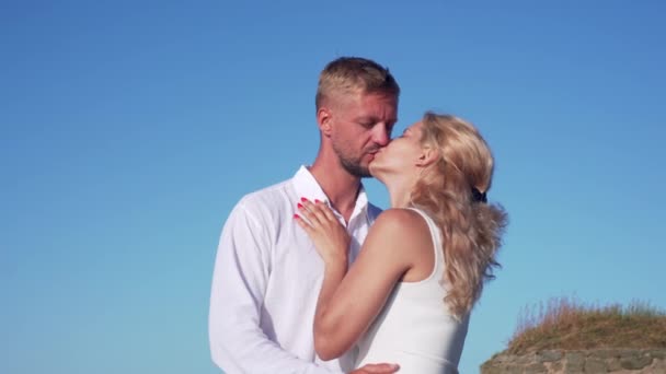 Mulher Grávida Homem Beijando Sobre Rochas Mar — Vídeo de Stock
