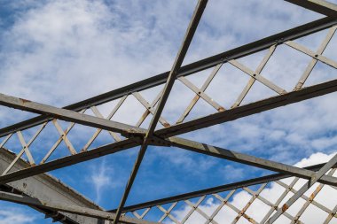 Cheshire 'daki Moore Lane salıncak köprüsünün çelik yapısına bakıyorum..