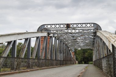 Çelik Moore Lane salıncak köprüsündeki perçin ve pas Cheshire 'daki Manchester Kanalı' nda görüldü..