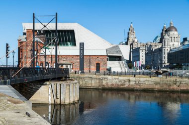 Eylül 2020 'de Liverpool, İngiltere' de görülen Albert Rıhtımı ile Pier Head 'i birbirine bağlayan köprü..