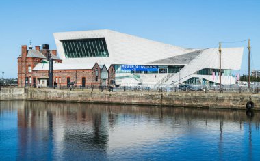 Eylül 2020 'de Liverpool, İngiltere' de görülen Canning Rıhtımı 'nın suyuna yansıyan Liverpool Müzesi.