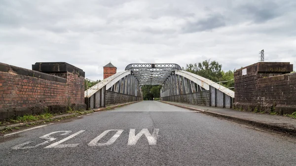 Widokiem Most Huśtawkowy Moore Lane Który Rozciąga Się Kanale Manchesterskim — Zdjęcie stockowe