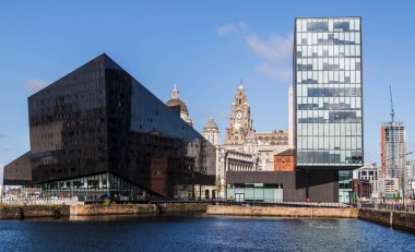 Eylül 2020 'de Liverpool' daki modern Mann Adası kompleksine bakan bir liman..