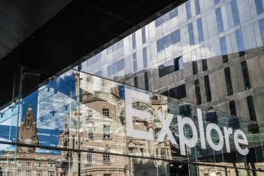 Liverpool rıhtımındaki Üç Zarafet 'in yansımaları, keşif sözcüğüyle camın arkasında yansıyor. Eylül 2020 'de yakalandı..